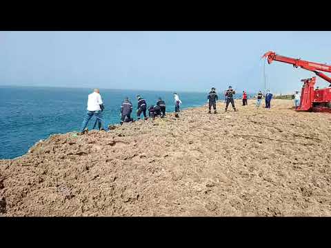 لحظة اخراج الج_ثة من عنق الجمل